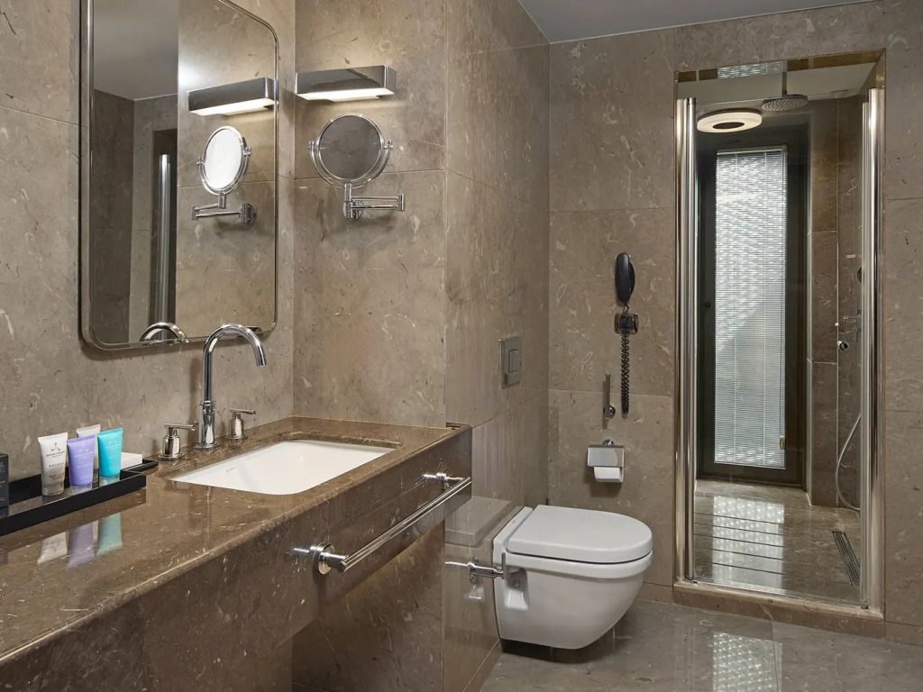 Marmorbadezimmer mit moderner Ausstattung und großer Dusche