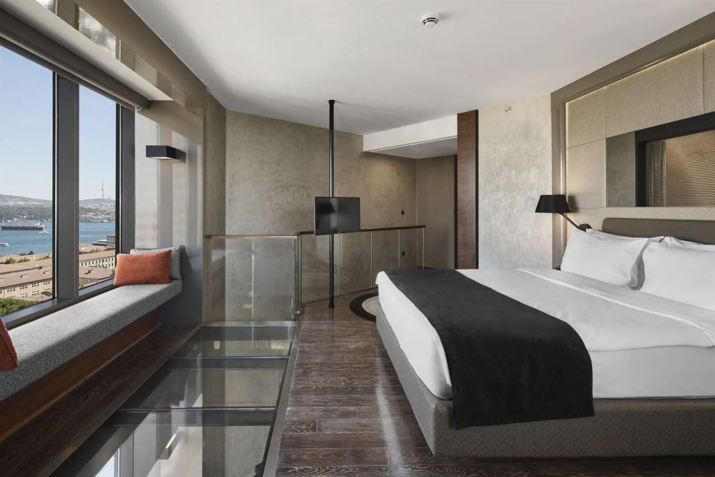 Moderne Loft-Doppel-Suite mit großem Doppelbett und Glasboden mit Blick auf den Bosporus