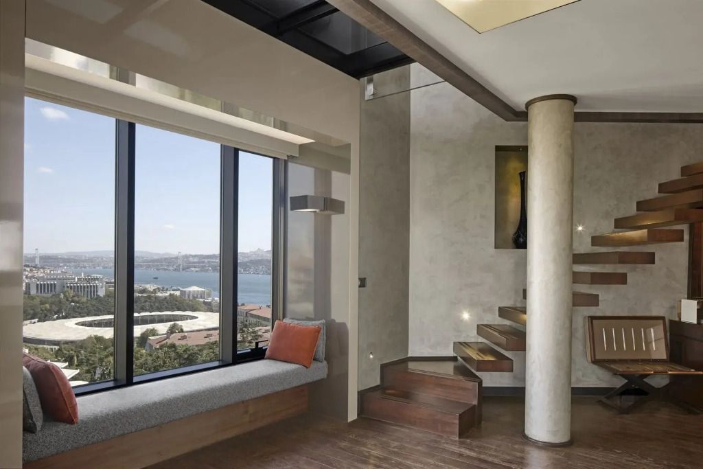 Fensterbank mit Kissen und atemberaubendem Blick auf den Bosporus