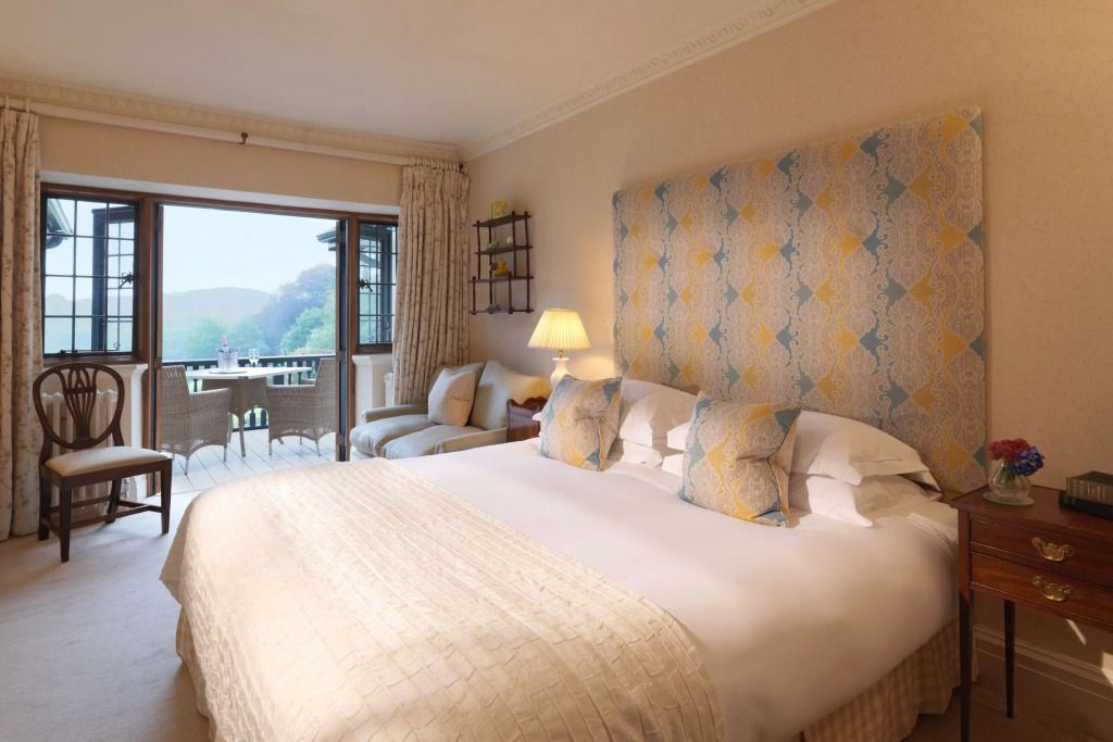 Deluxe Doppelzimmer mit eleganter Einrichtung und Balkon mit Gartenblick
