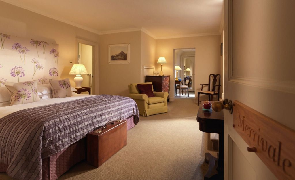 Großzügiges Deluxe Zimmer mit komfortablem Bett und elegantem Ambiente