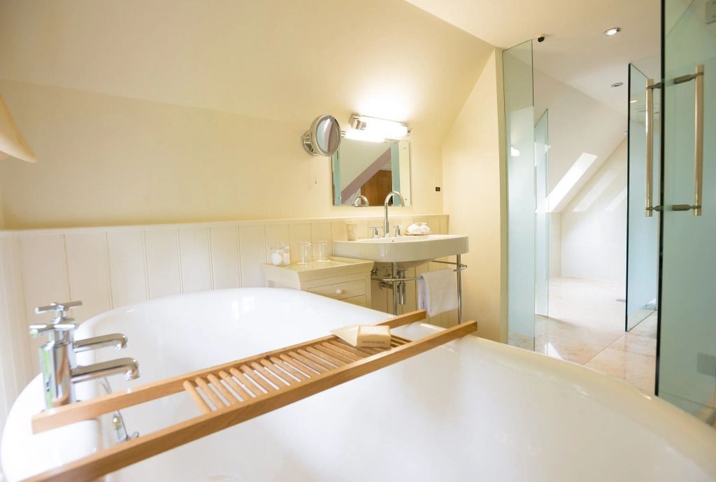 Helles Badezimmer mit großer Badewanne und elegantem Waschbereich