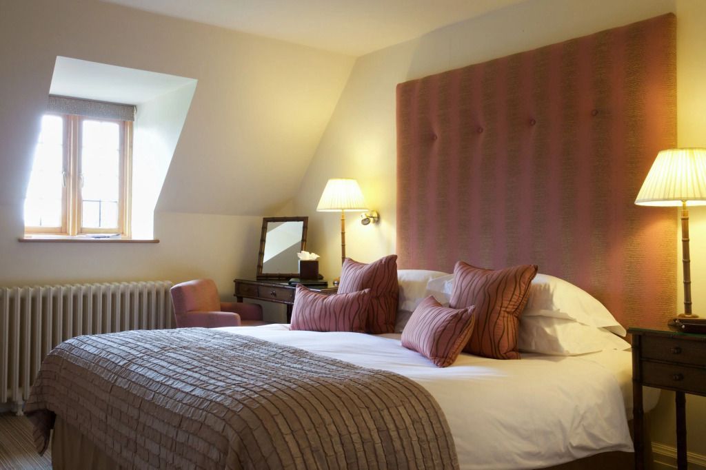 Gemütliches Schlafzimmer mit Doppelbett und großen Kissen