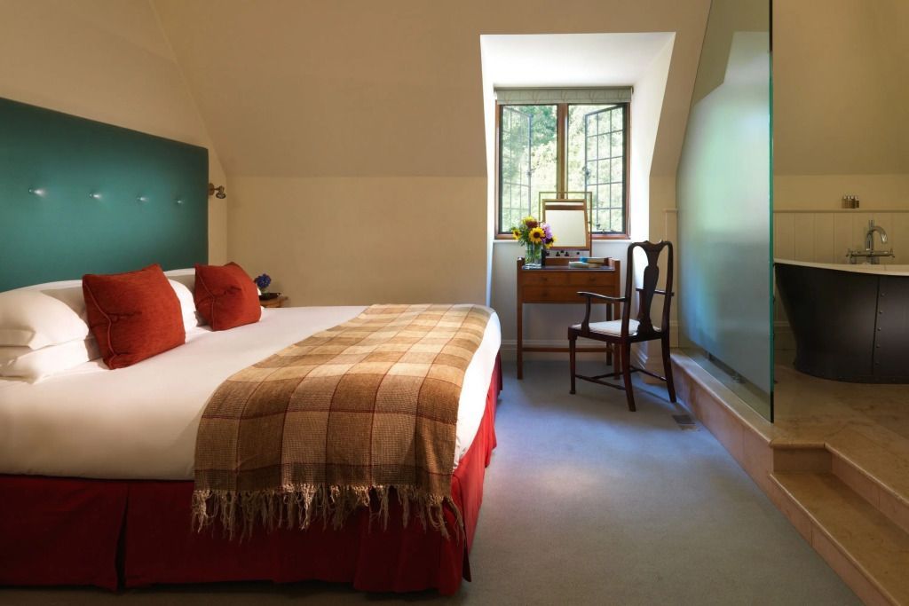 Einladendes Schlafzimmer mit großem Fenster und gemütlicher Leseecke