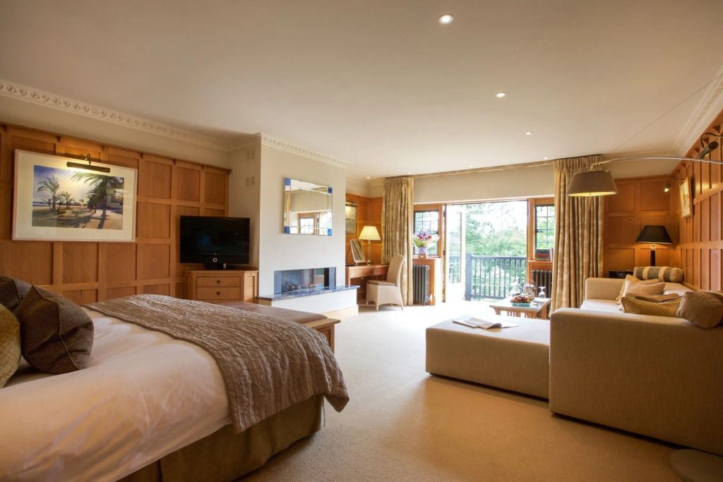 Geräumige Spa Suite mit Kamin und Balkon im Hotel Gidleigh Park