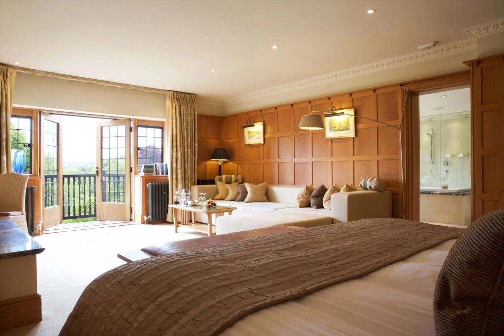 Gemütliche Spa Suite mit Sitzbereich und Blick ins Grüne