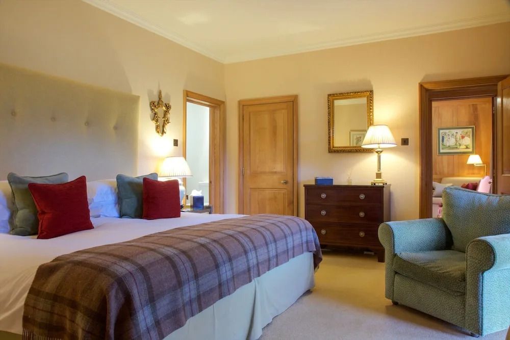 Geschmackvoll eingerichtetes Schlafzimmer mit Doppelbett und eleganten Möbeln.