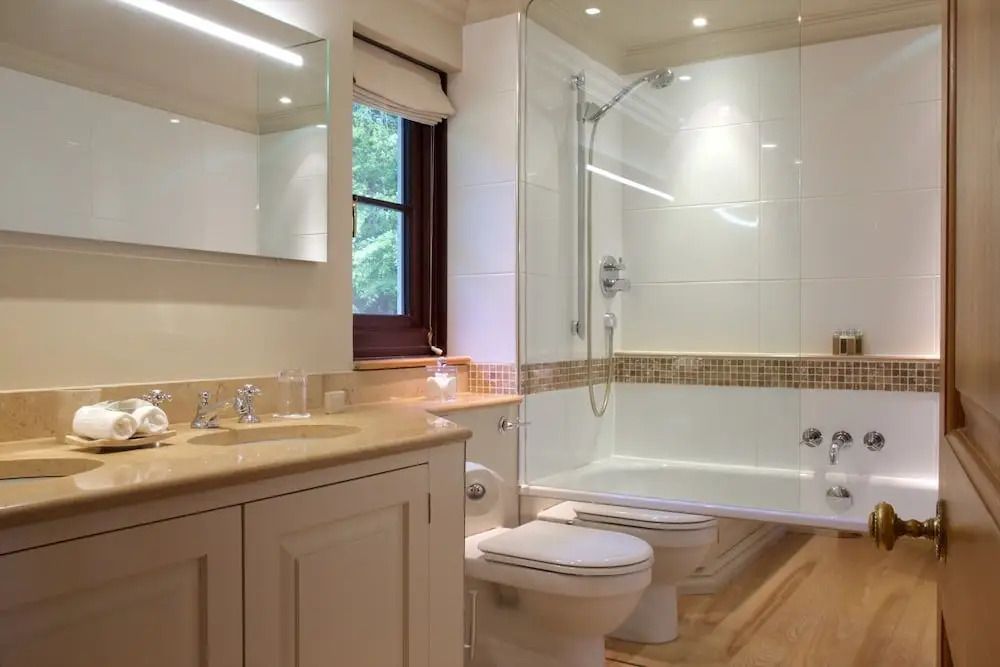 Modernes Badezimmer mit Glasdusche und eleganten Armaturen.