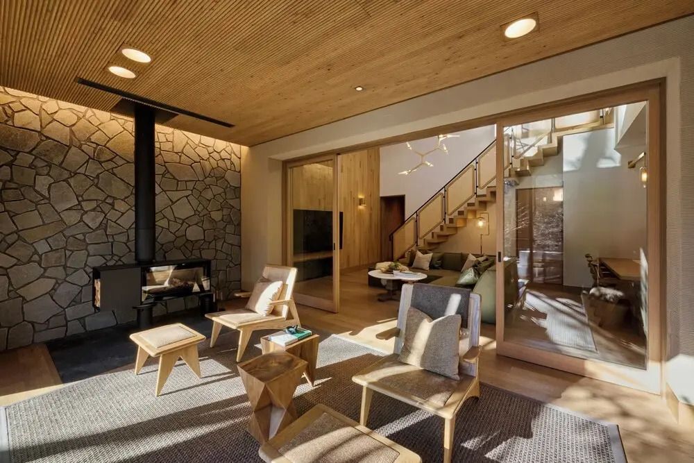 Gemütliche Lounge mit Kamin und moderner Inneneinrichtung
