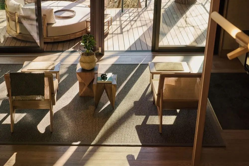 Sonnendurchfluteter Loungebereich mit Zugang zur Terrasse im Glamday Style Hotel
