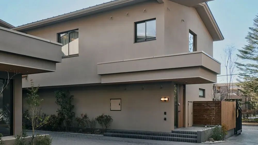 Seitliche Außenansicht der Villa mit diskretem und elegantem Design.