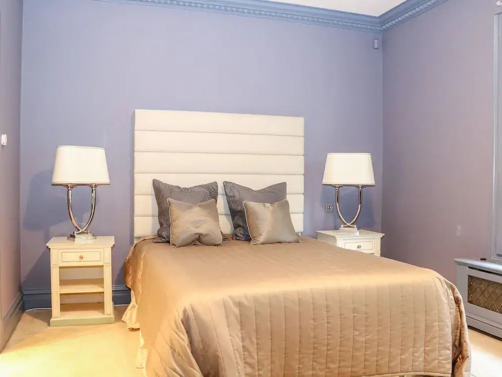 Gemütliches Schlafzimmer mit Kingsize-Bett und Akzentkissen im Hotel Gleneagles