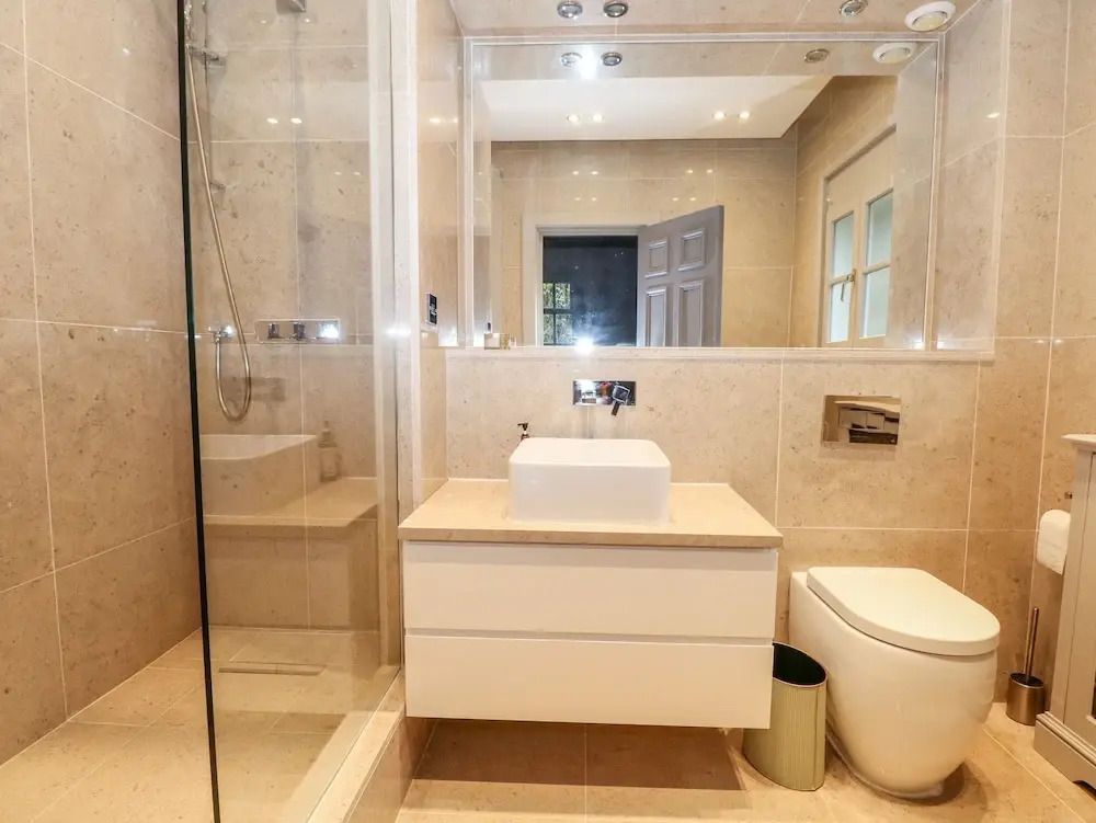 Modernes Badezimmer mit Glasdusche und Waschbecken im Gleneagles Hotel