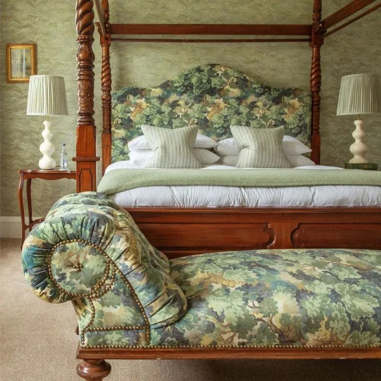 Familie Junior-Suite mit Himmelbett und gepolstertem Sofa in stilvollem Ambiente