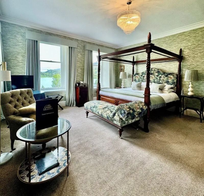 Großes Zimmer mit Himmelbett und Sitzbereich, Aussicht auf die Landschaft