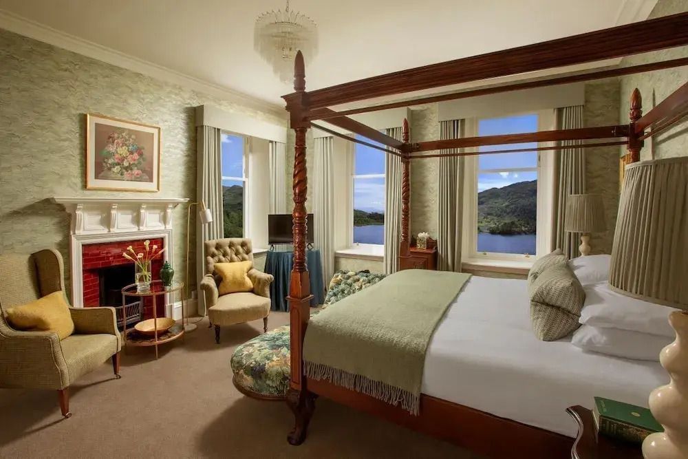 Geräumige Familiensuite mit Himmelbett und Blick auf die Landschaft