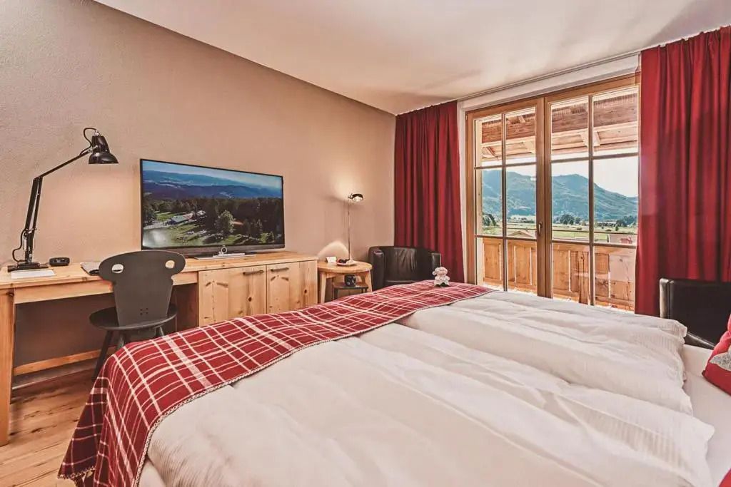 Gemütliches Deluxe Doppelzimmer mit Balkon und Bergblick.