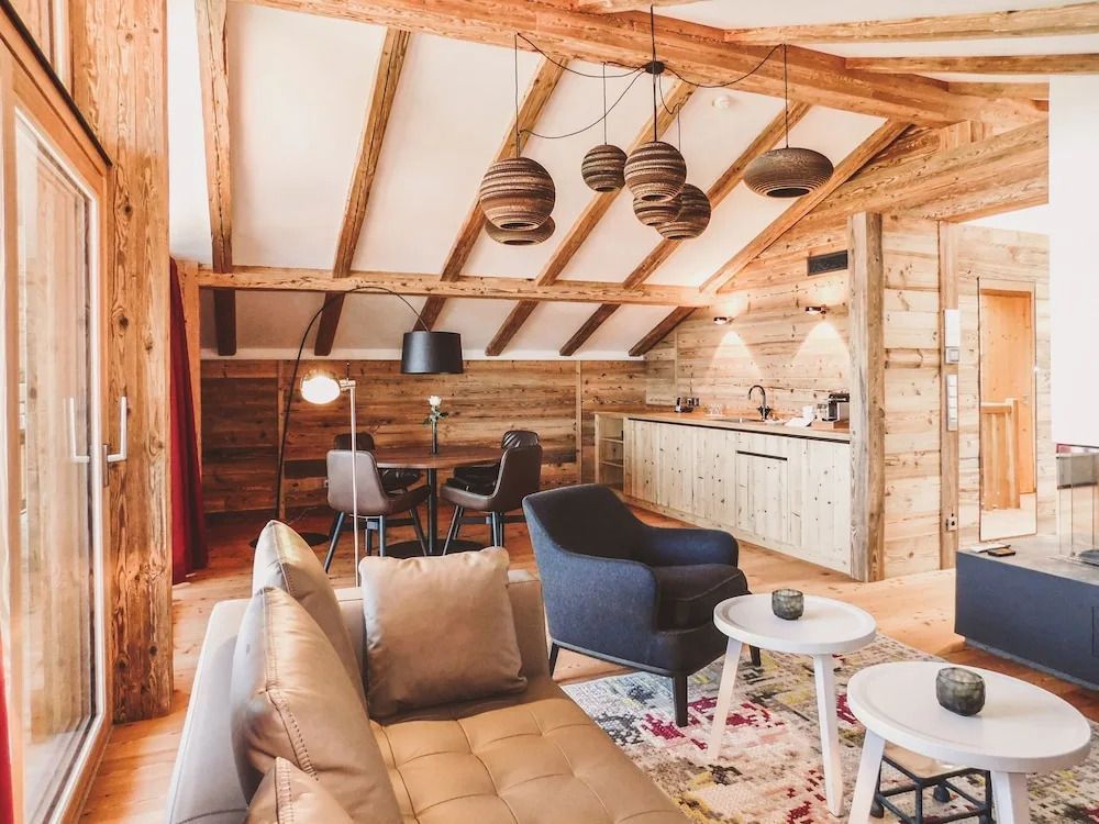 Gemütliches Wohnzimmer mit Holzbalken und moderner Einrichtung in einer Suite