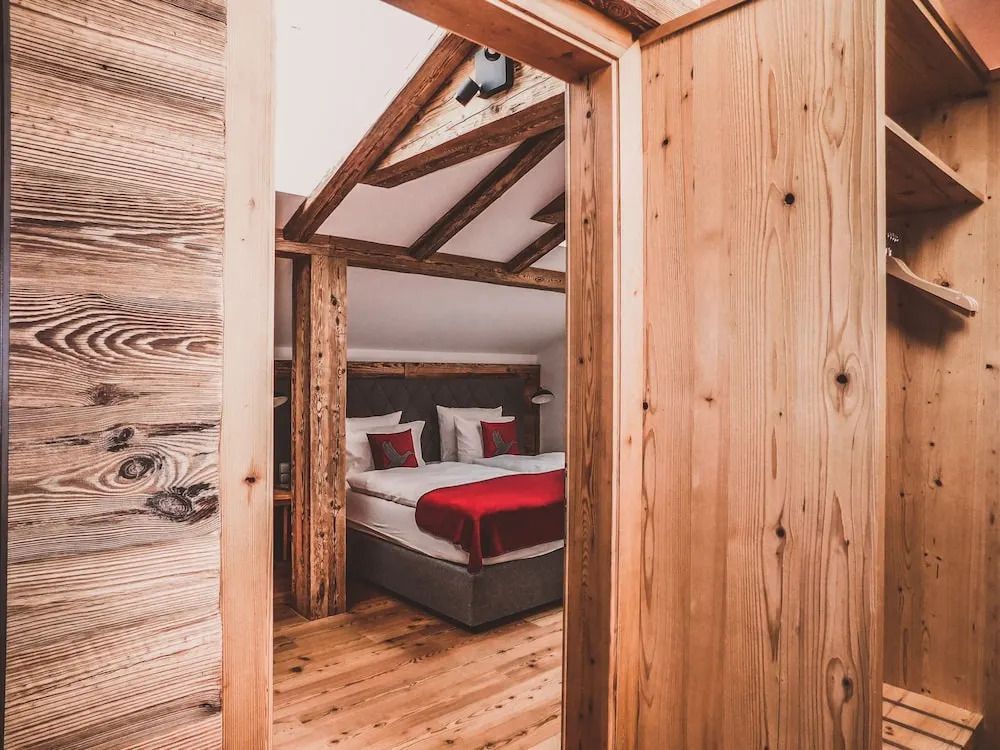 Schlafzimmer mit Doppelbett und Holzakzenten in der Suite