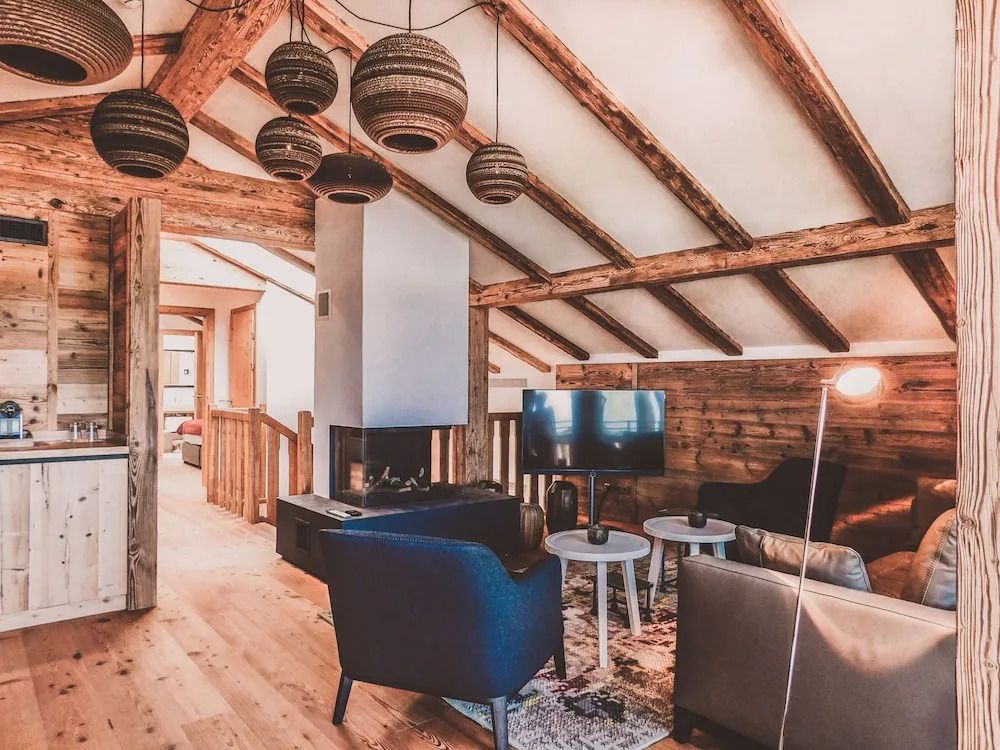 Wohnzimmer mit moderner Beleuchtung und Kamin in der Suite