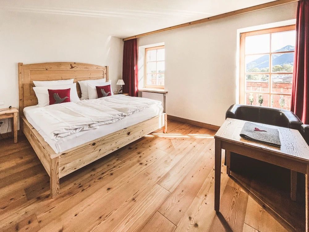 Helles Doppelzimmer mit Balkon und Holzboden im Hotel Das Achental