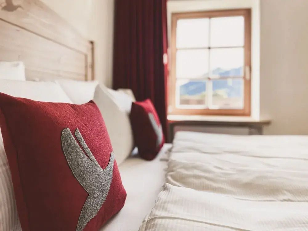 Nahaufnahme von Bett und Fensterblick im Hotel Das Achental