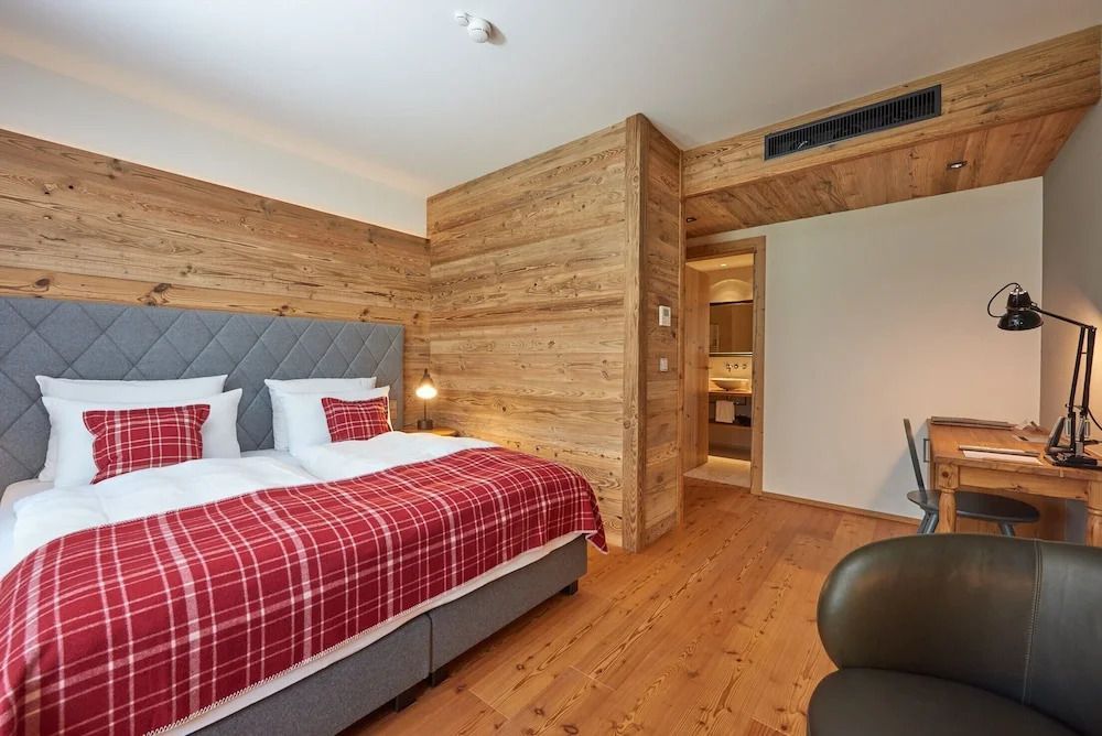 Modernes Doppelzimmer mit Holzwänden im Hotel Das Achental