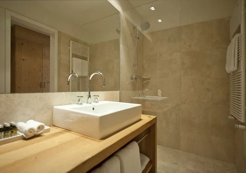 Modernes Badezimmer mit weißem Waschbecken und großer Dusche