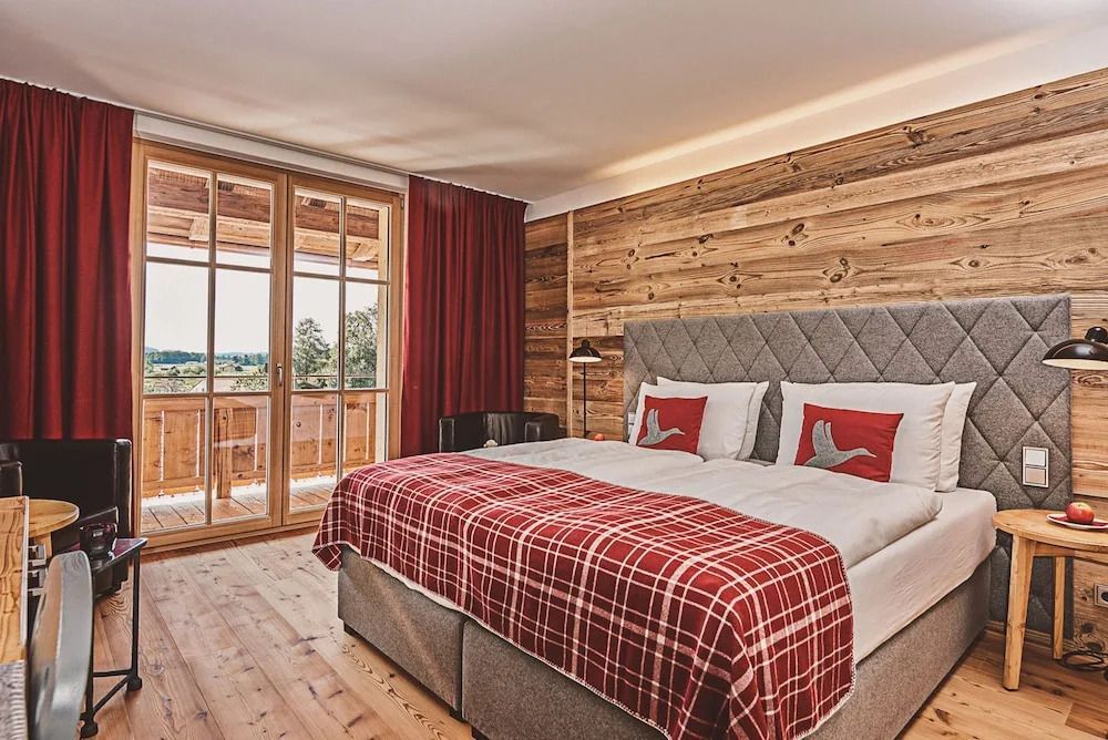 Superior Doppelzimmer mit Doppelbett und Balkon mit Holzwänden