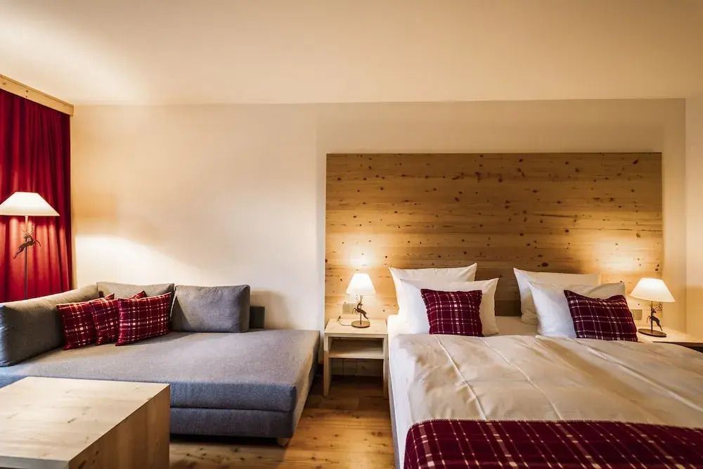 Gemütliches Zimmer mit Doppelbett und Sitzbereich