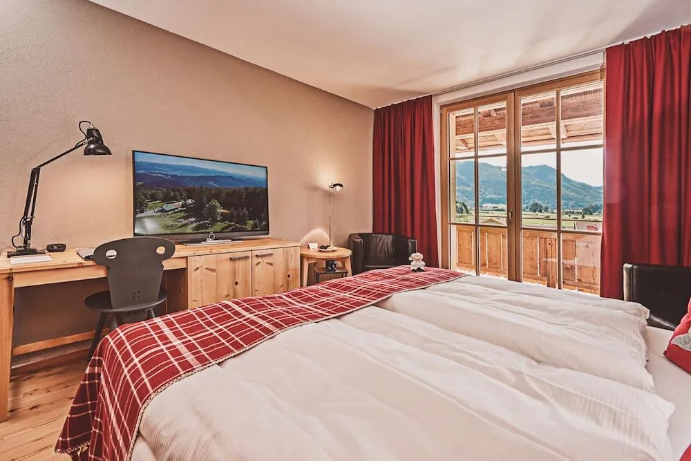 Helles Superior Doppelzimmer mit Balkon und Ausblick auf Berge