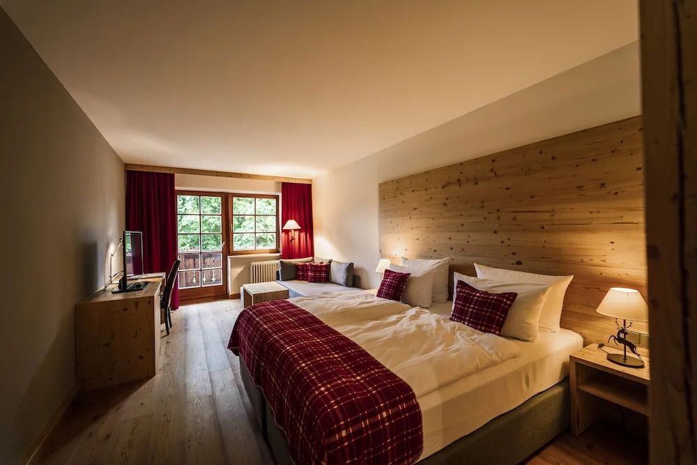 Superior Doppelzimmer mit gemütlicher Beleuchtung und Holzelementen
