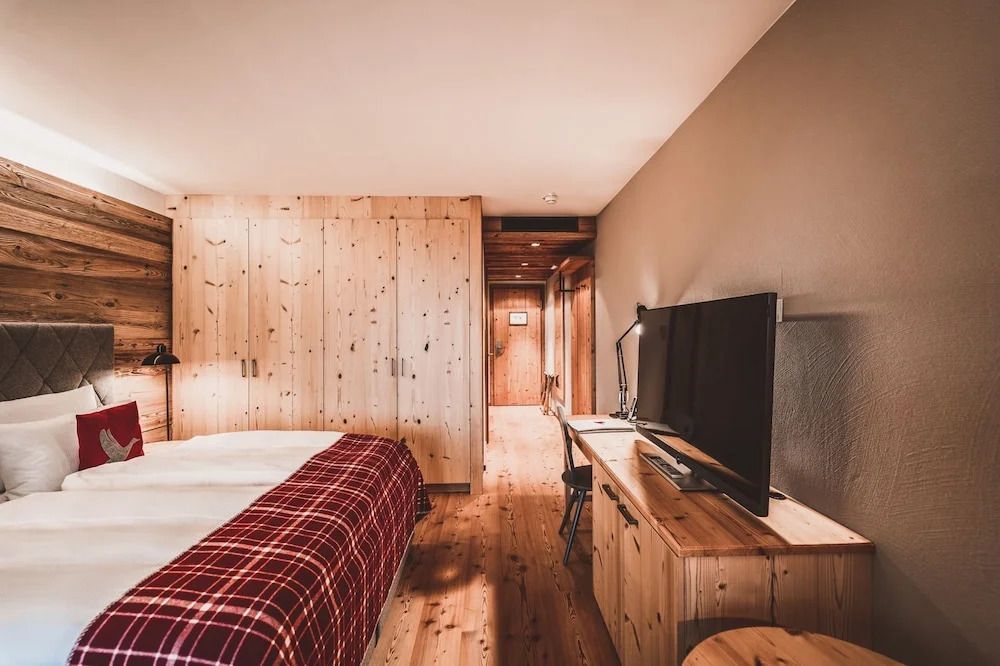 Superior Doppelzimmer mit Holzmöbeln und Schreibtisch