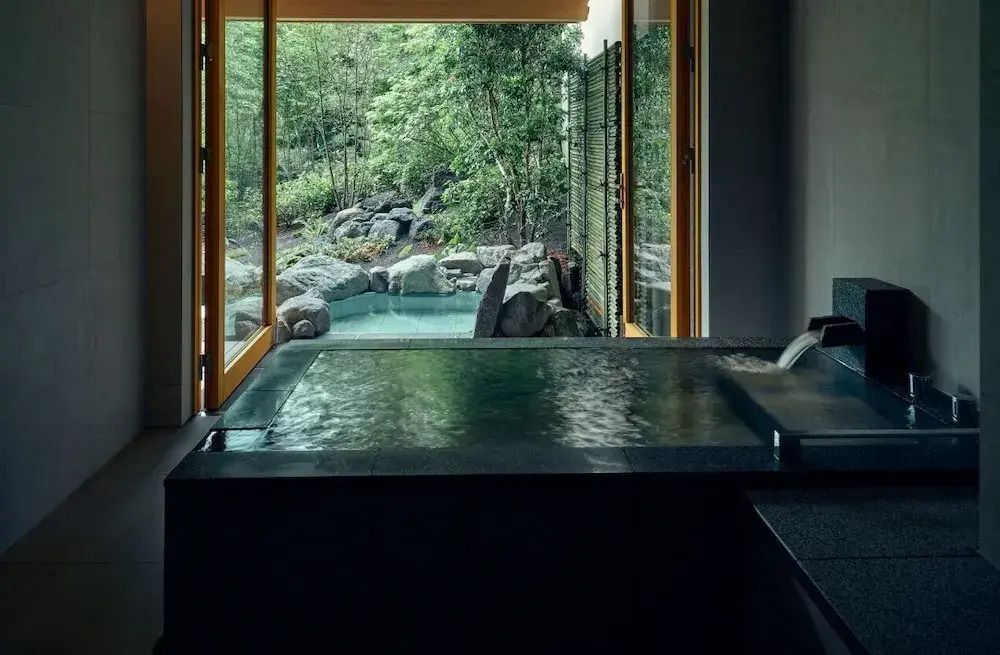 Onsen mit Blick in den grünen Garten. Traditionelle japanische Architektur