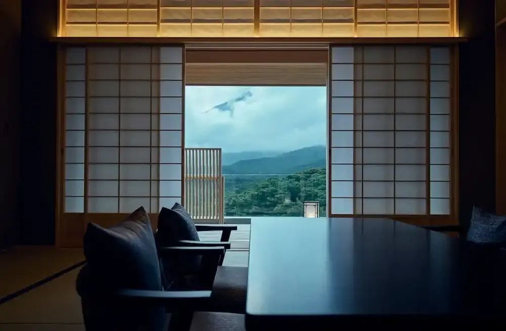 Elegantes Innendesign mit Shoji-Schiebetüren und Blick auf die Berglandschaft