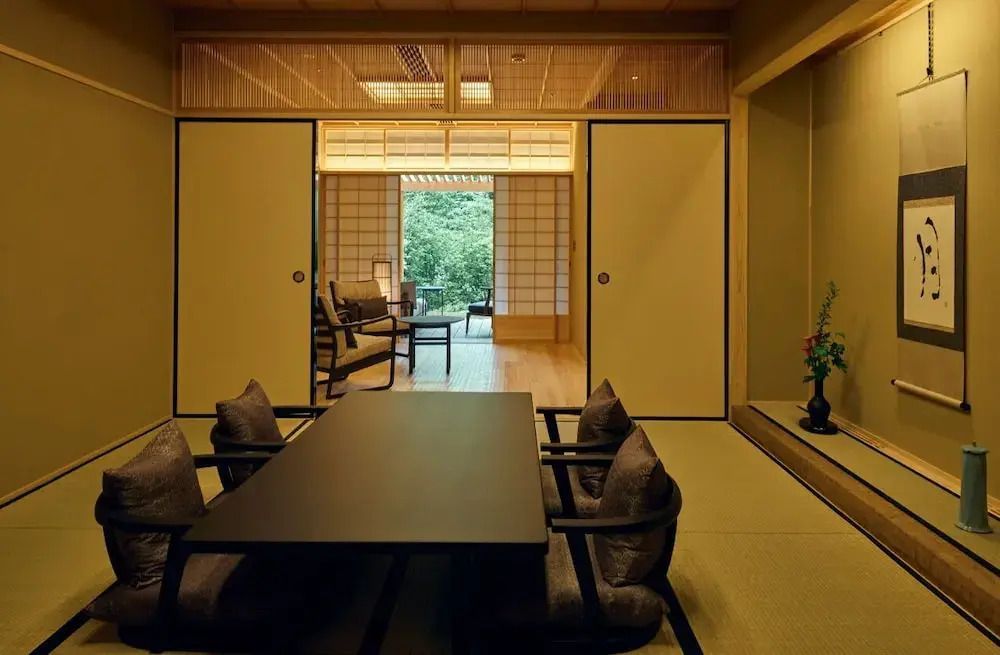 Traditionell eingerichtetes Wohnzimmer mit Tatami-Matten und Shoji-Türen