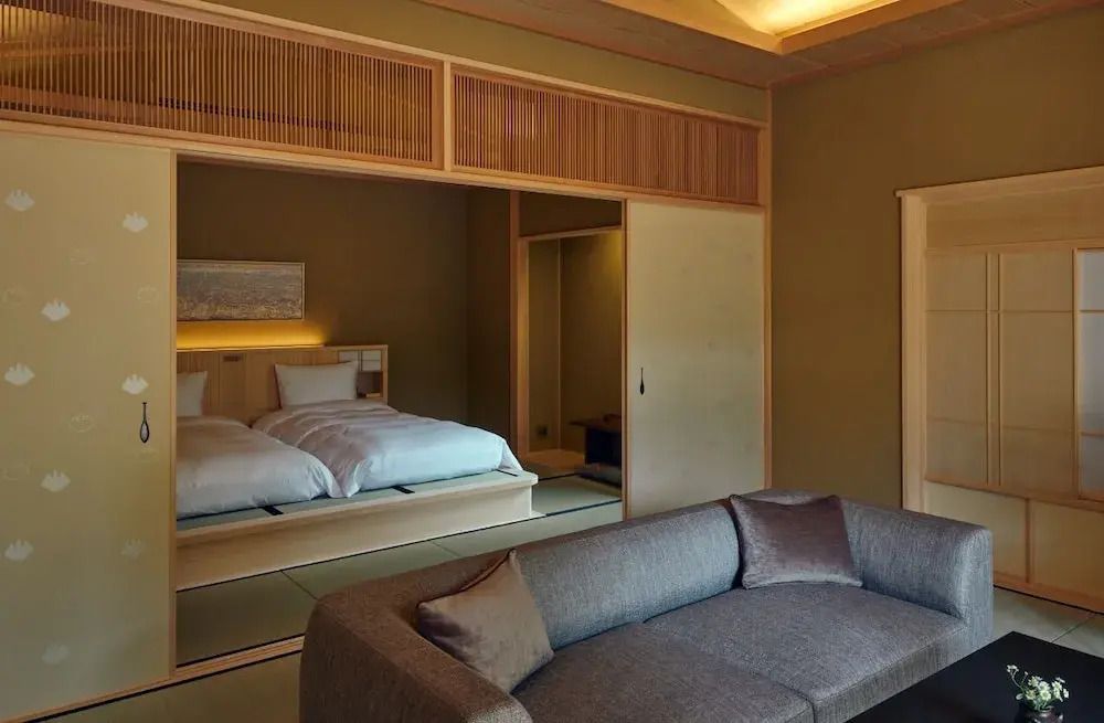 Gemütliche Sitzecke und stilvolles Schlafbereich-Design in neutralen Farben