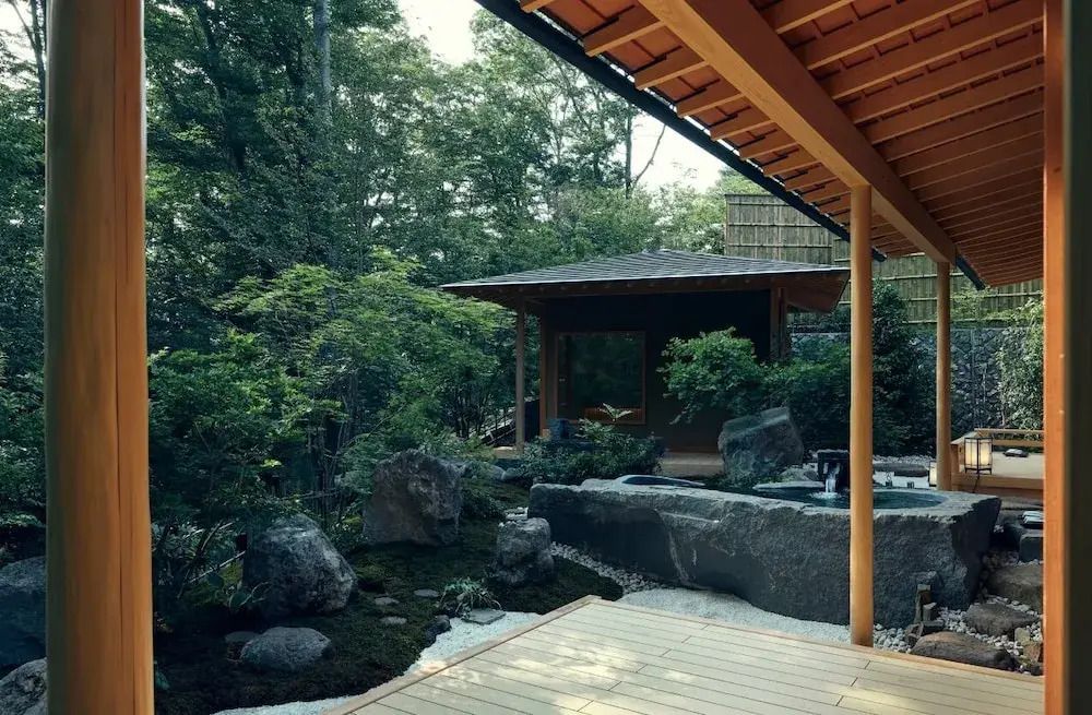 Zen-Garten mit üppigem Grün und einem traditionellen Pavillon