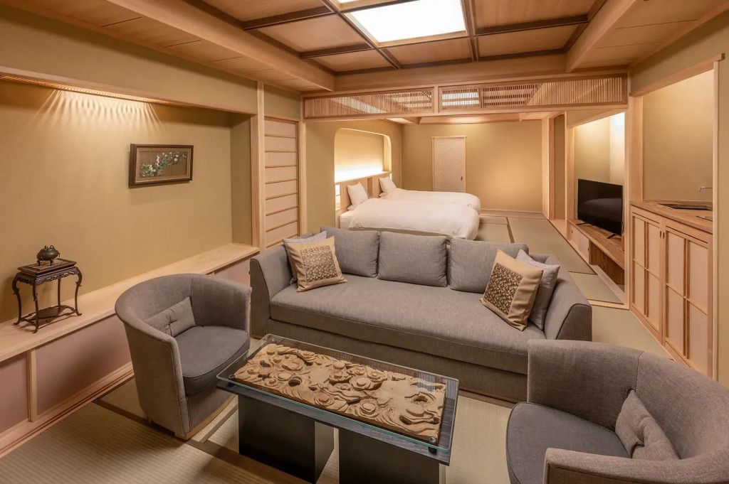 Elegantes japanisches Zimmer mit Tatami-Matten und modernem Sofa im Gora Kadan Hotel