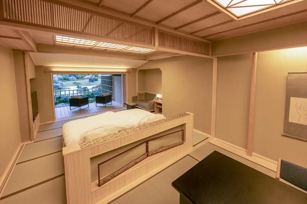 Helles Schlafzimmer mit traditioneller japanischer Einrichtung und Balkonblick