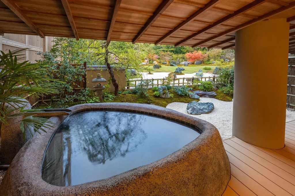 Privates Onsen im Freien mit Blick auf den japanischen Garten