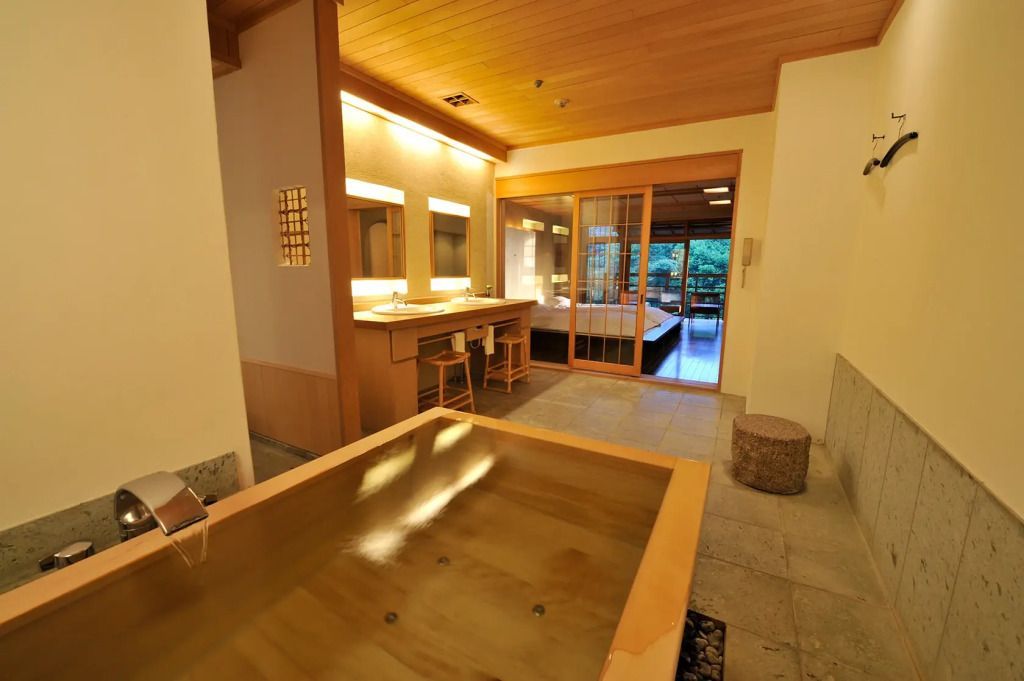 Luxuriöser Wellnessbereich mit Jacuzzi und Waschbecken, modernes Design.