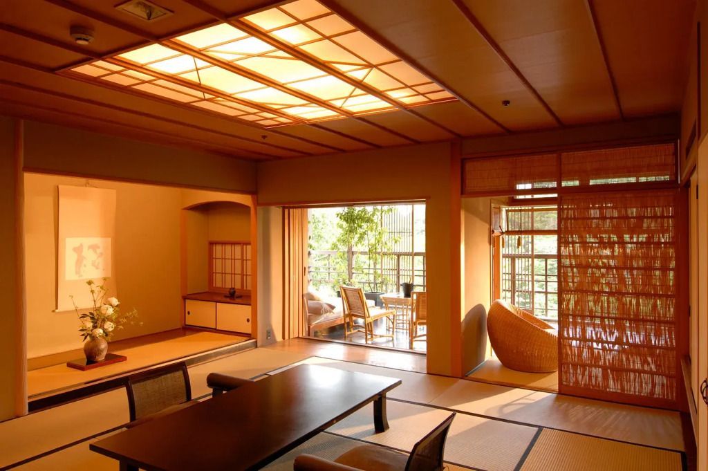 Geräumiges Wohnzimmer in traditionellem japanischen Stil mit Zugang zum Balkon.