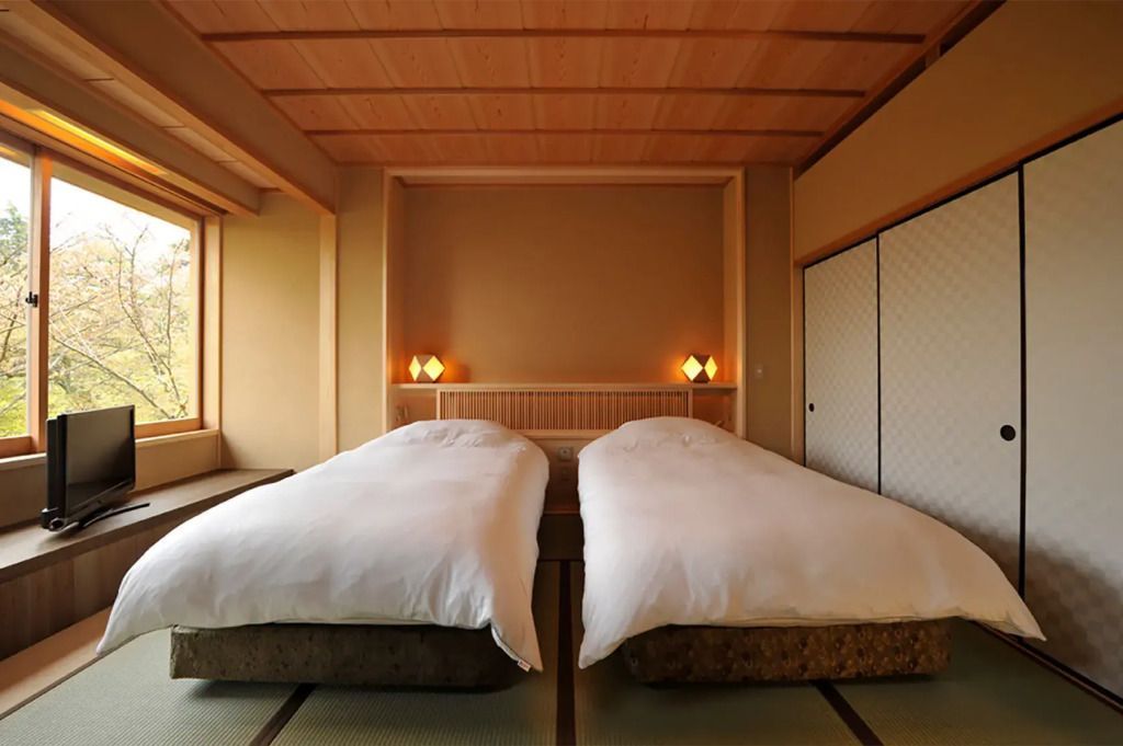 Japanische Betten auf Tatamimatten mit traditioneller Holzdecke.