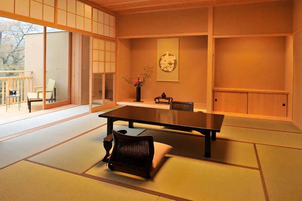 Traditioneller japanischer Raum mit Tatami und schlichtem Tisch.