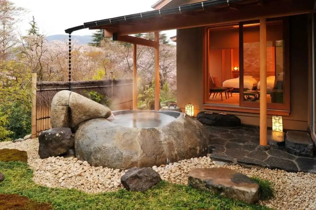 Privater Außen-Jacuzzi im Garten mit traditionellem japanischen Design.