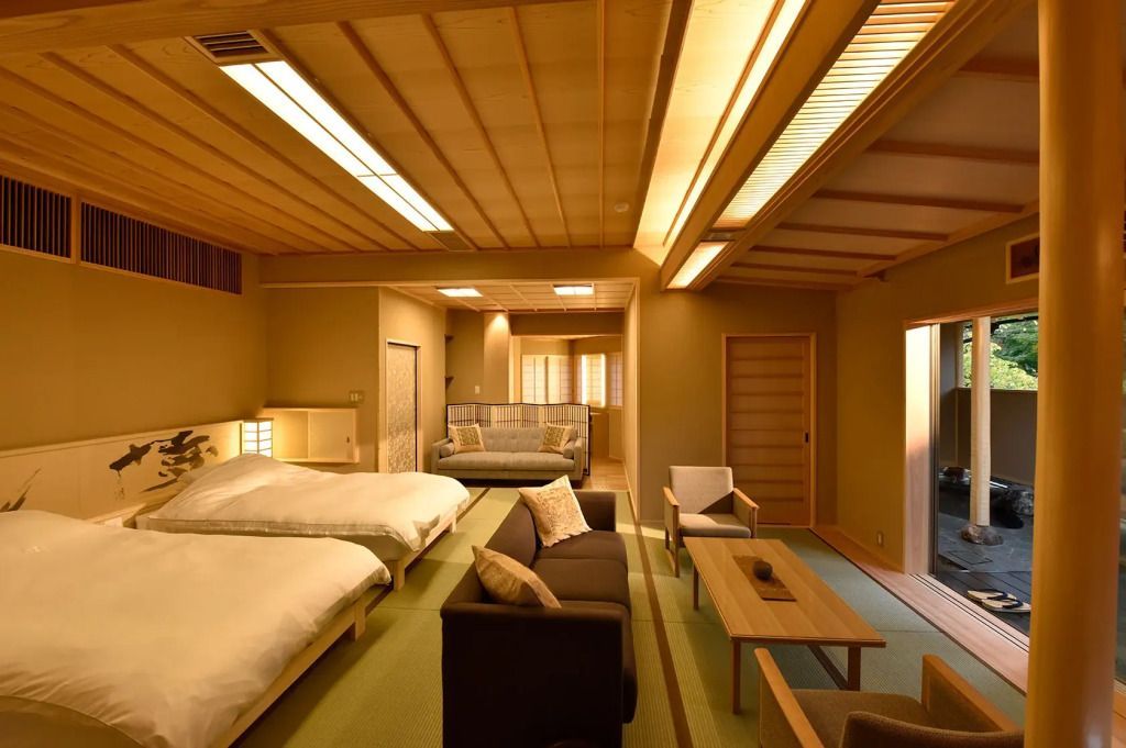 Traditionelles japanisches Zimmer mit Tatamimatten und zwei Futons im Gora Kadan