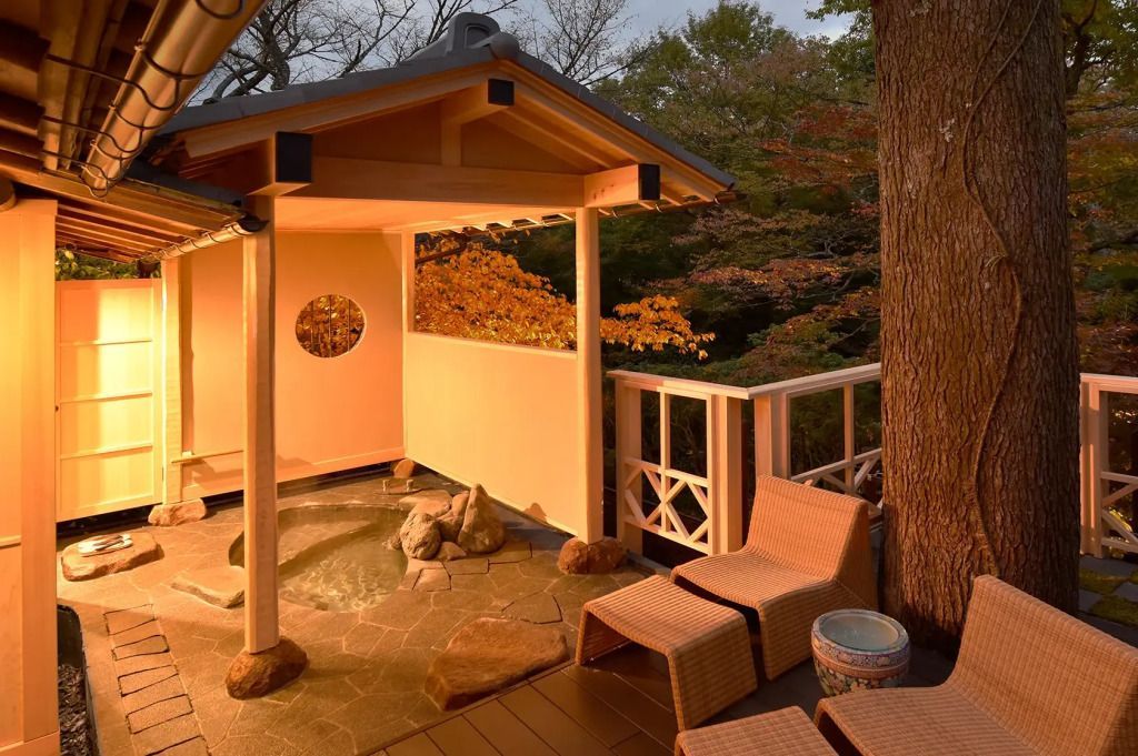 Privates Onsen im Freien mit Herbstblick im Gora Kadan
