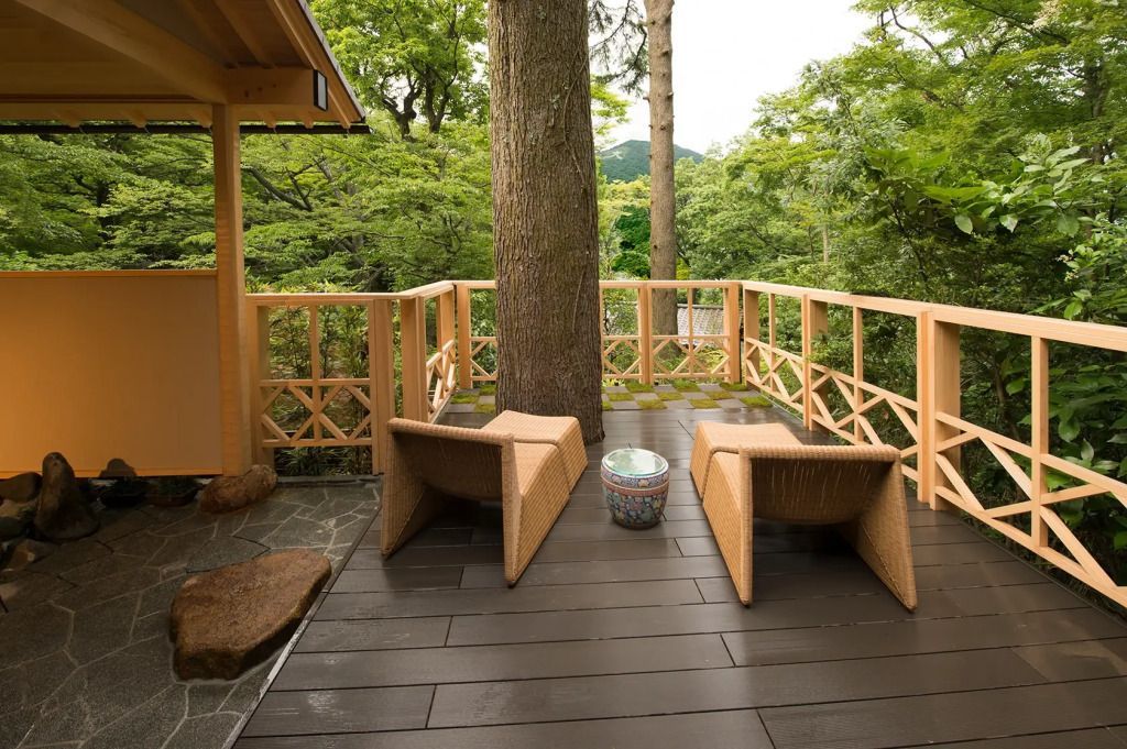 Terrasse mit Korbstühlen und Blick ins Grüne im Gora Kadan