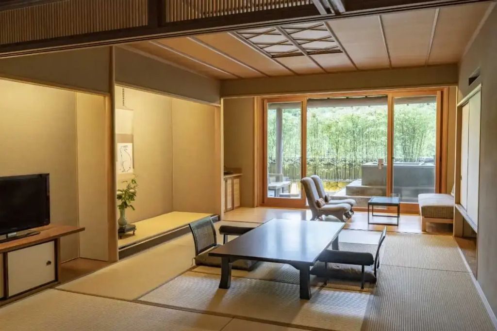Japanisches Zimmer mit Tatami-Matten und Blick in den Garten